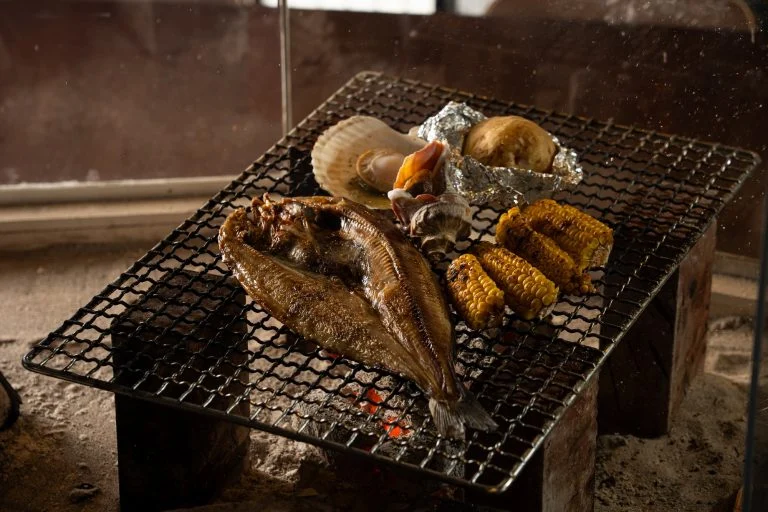 すすきのの味覚を堪能!海鮮炉端と焼鳥 しのぶれで北海道の地酒を楽しむひととき